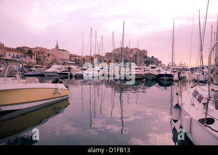 Yachten im Hafen unterhalb der Burg in der Stadt von Calvi in der Haute Balagne Region Korsika, Frankreich, Mittelmeer Stockfoto