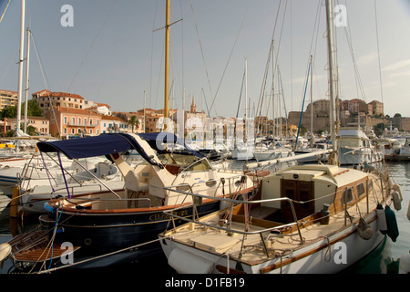 Yachten im Hafen unterhalb der Burg in der Stadt von Calvi in der Haute Balagne Region Korsika, Frankreich, Mittelmeer Stockfoto