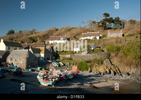 Bunte Holz Angelboote/Fischerboote im Hafen von Cadgwith auf der Lizard Halbinsel in Cornwall, England, Vereinigtes Königreich, Europa Stockfoto