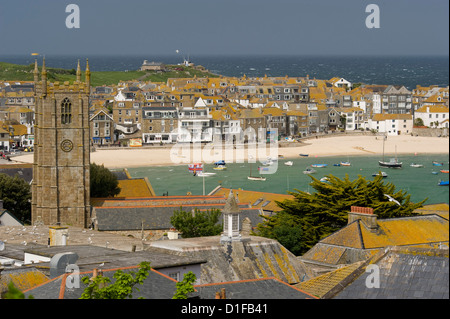 Ein Blick über die steinerne Dächer Flechten bedeckt und Hafen in St. Ives, Cornwall, England, Vereinigtes Königreich, Europa Stockfoto