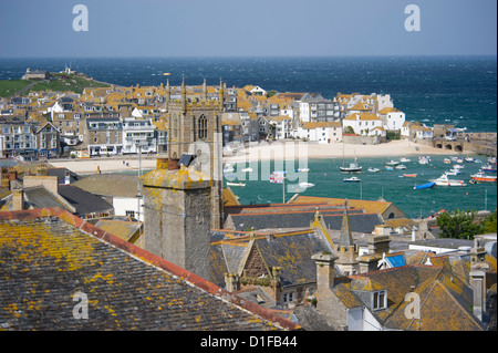 Ein Blick über die steinerne Dächer Flechten bedeckt und Hafen in St. Ives, Cornwall, England, Vereinigtes Königreich, Europa Stockfoto