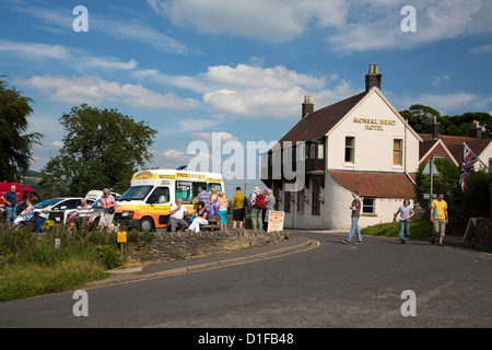 Wanderer und Menschen entspannen vor dem Monsal Kopf Hotel in der Peak-District-Derbyshire Stockfoto