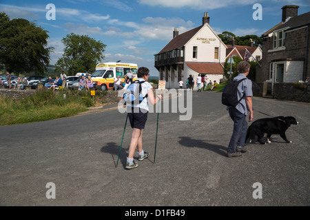 Wanderer und Menschen entspannen vor dem Monsal Kopf Hotel in der Peak-District-Derbyshire Stockfoto