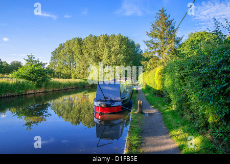 Einem schmalen Boot auf der Stratford-upon-Avon-Kanal, Preston Bagot Flug von Schlössern, Warwickshire, Midlands, England, Vereinigtes Königreich Stockfoto