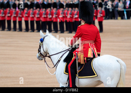 Soldaten beim Trooping die Farbe 2012, die Königin offizielle Birthday Parade, Horse Guards, Whitehall, London, England Stockfoto