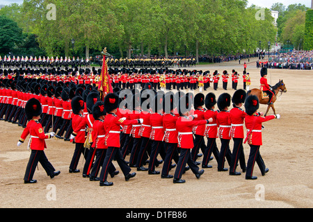 Soldaten beim Trooping die Farbe 2012, die Königin offizielle Birthday Parade, Horse Guards, Whitehall, London, England Stockfoto