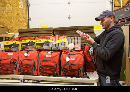 Toms River, New Jersey - Freiwillige bei der Kirche von Gnade und Frieden Pack gespendet Lieferungen für die Opfer des Hurrikans Sandy. Stockfoto