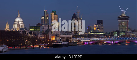 Panorama der Skyline von London aus Waterloo Bridge, London, England Stockfoto