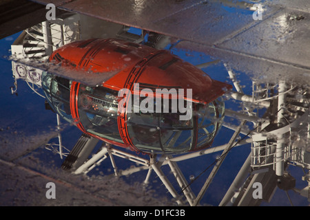 Reflexion von The London Eye in einer Pfütze, London, England Stockfoto