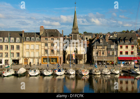 Marinemuseum in der Kirche Saint-Etienne, am Kai entlang des Vieux Bassin, mit seinen Booten, Honfleur, Calvados, Normandie, Frankreich Stockfoto