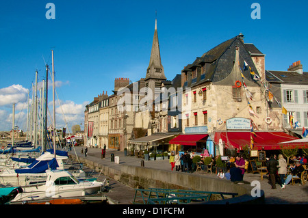 Marinemuseum in der alten Kirche in Saint Etienne, am Kai entlang der Vieux Bassin, Honfleur, Calvados, Normandie, Frankreich Stockfoto