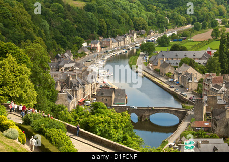 Boote und Häuser an den Ufern des Flusses Rance, mit der alte steinerne Brücke, Dinan, Côtes d ' Armor, Bretagne, Frankreich, Europa Stockfoto