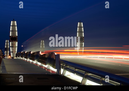 Ampel Wanderwege über Twin Segel anheben Brücke über den Hafen von Poole in Poole, Dorset UK im Dezember Stockfoto