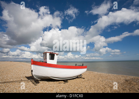 Boot am Strand, Dungeness, Kent, England, Vereinigtes Königreich, Europa Stockfoto