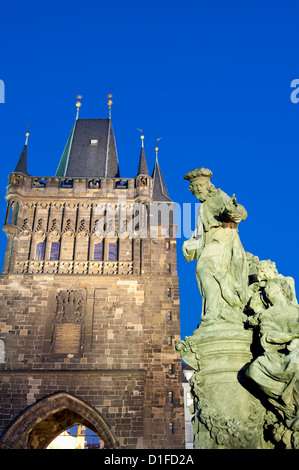 Gotische Altstädter Brückenturm und Statue des St. Ivo (Bischof von Chartres) bei Dämmerung, Old Town, Prag, Tschechische Republik, Europa Stockfoto