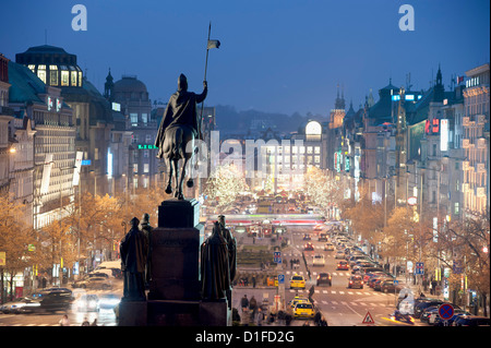 Statue von St. Wenzel und Wenzelsplatz in der Dämmerung, Nove Mesto, Prag, Tschechische Republik, Europa Stockfoto