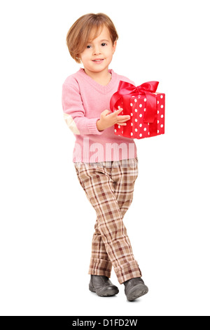 In voller Länge Portrait von ein lächelndes Kind hält ein Geschenk auf weißen Hintergrund isoliert Stockfoto