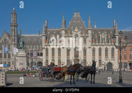 Eine offene Carraige erwartet Passagiere auf dem Marktplatz vor dem Provincial Court Building, Brugge, Belgien, Europa Stockfoto