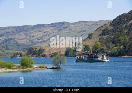 Ein Tourist-Dampfer auf Lake Ullswater, Nationalpark Lake District, Cumbria, England, Vereinigtes Königreich, Europa Stockfoto