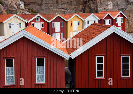 Bunten traditionellen Fischerhütten und Bootshäuser entlang Holzmole im Smögen, Bohuslän, Schweden, Scandinavia Stockfoto