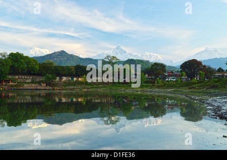 Annapurna Himal, Machapuchare und Phewa Tal gesehen von Pokhara, Gandaki Zone, Western Region, Nepal, Himalaya, Asien Stockfoto