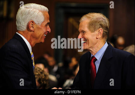 19. Dezember 2012 trifft - Washington, District Of Columbia, USA - ehemaliger Gouverneur von Florida CHARLIE CRIST mit Senator BILL NELSON (D -FL) vor dem Zeugnis bei einer Anhörung der Justizausschuss des Senats auf Captiol Hügel Mittwoch über '' den Zustand von dem Wahlrecht nach der Wahl 2012." Die mündlichen Verhandlung konzentrierte sich auf Amerikaner, der Zugriff auf die Wahlkabine und dem fortgesetzten Bedürfnis nach Schutz gegen Bestrebungen zu begrenzen oder zu unterdrücken, stimmen. (Bild Kredit: Pete Marovich/ZUMAPRESS.com ©) Stockfoto