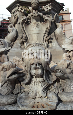 Groteske Maske auf dem Brunnen der Piazza della Rotonda in Fron des Pantheons in Rom Italien Stockfoto