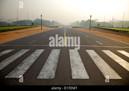 Niedrigen Winkel Ansicht der Rajpath führt bis zu India Gate in Neu-Delhi, Indien Stockfoto