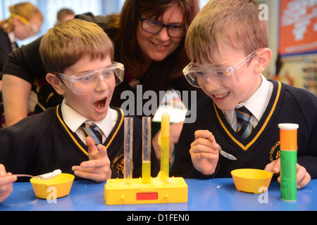 Schülerinnen und Schüler während einer Wissenschaft Klasse in unserer lieben Frau & St. Werburgh's katholische Grundschule in Newcastle-under-Lyme, Staffordshir Stockfoto