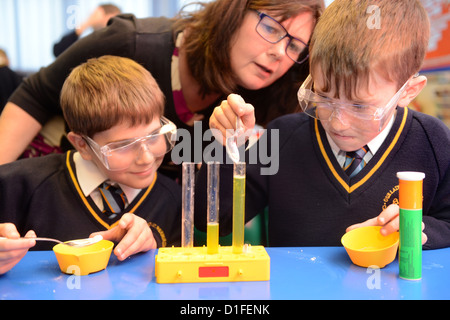 Schülerinnen und Schüler während einer Wissenschaft Klasse in unserer lieben Frau & St. Werburgh's katholische Grundschule in Newcastle-under-Lyme, Staffordshir Stockfoto