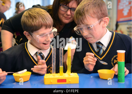 Schülerinnen und Schüler während einer Wissenschaft Klasse in unserer lieben Frau & St. Werburgh's katholische Grundschule in Newcastle-under-Lyme, Staffordshir Stockfoto