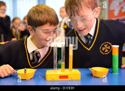 Schülerinnen und Schüler während einer Wissenschaft Klasse in unserer lieben Frau & St. Werburgh's katholische Grundschule in Newcastle-under-Lyme, Staffordshir Stockfoto