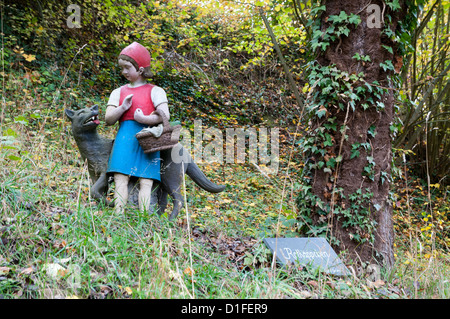 Skulptur Darstellung der Gebrüder Grimm Märchen Rotkäppchen, Deutschland Stockfoto