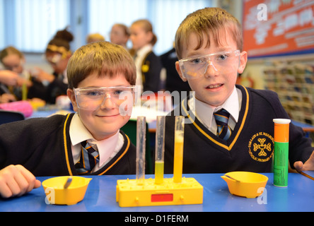 Schülerinnen und Schüler während einer Wissenschaft Klasse in unserer lieben Frau & St. Werburgh's katholische Grundschule in Newcastle-under-Lyme, Staffordshir Stockfoto