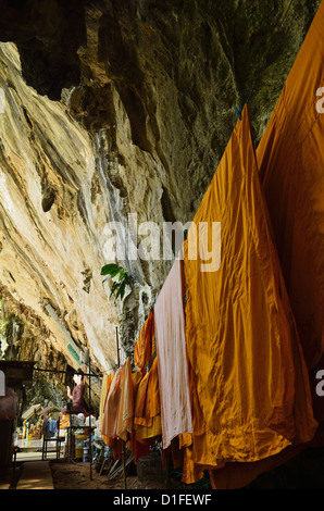 Roben der Mönche, Tiger Cave Temple (Wat Tham Suea), Provinz Krabi, Thailand, Südostasien, Asien Stockfoto