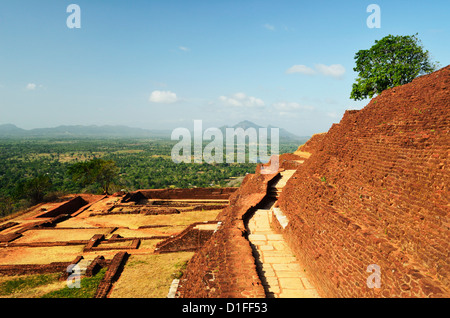 Ansicht von oben von Sigiriya (Lion Rock), UNESCO-Weltkulturerbe, Sri Lanka, Asien Stockfoto