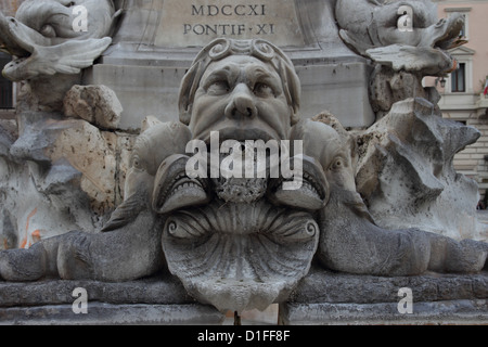 Groteske Maske auf dem Brunnen der Piazza della Rotonda in Fron des Pantheons in Rom Italien Stockfoto