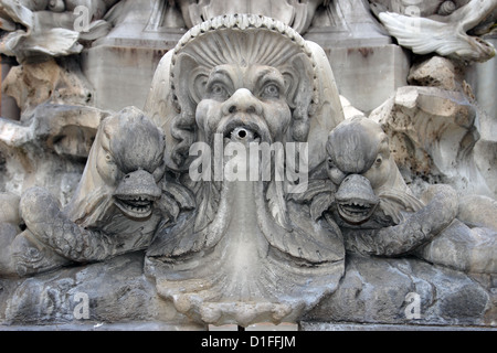 Groteske Maske auf dem Brunnen der Piazza della Rotonda vor dem Pantheon in Rom Italien Stockfoto