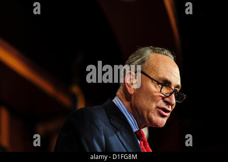 19. Dezember 2012 - Washington, District Of Columbia, US - Senator CHUCK SCHUMER (D -NY) und Senator TOM HARKIN (D -IA) halten eine Pressekonferenz am Mittwoch Capitol Hill, den Fiskalklippe Plan zu diskutieren. (Bild Kredit: Pete Marovich/ZUMAPRESS.com ©) Stockfoto