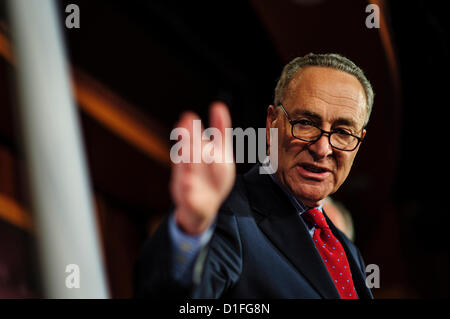 19. Dezember 2012 - Washington, District Of Columbia, US - Senator CHUCK SCHUMER (D -NY) und Senator TOM HARKIN (D -IA) halten eine Pressekonferenz am Mittwoch Capitol Hill, den Fiskalklippe Plan zu diskutieren. (Bild Kredit: Pete Marovich/ZUMAPRESS.com ©) Stockfoto