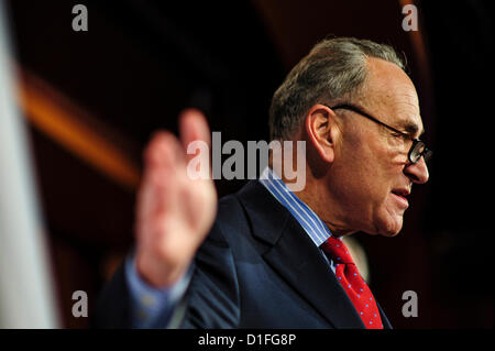 19. Dezember 2012 - Washington, District Of Columbia, US - Senator CHUCK SCHUMER (D -NY) und Senator TOM HARKIN (D -IA) halten eine Pressekonferenz am Mittwoch Capitol Hill, den Fiskalklippe Plan zu diskutieren. (Bild Kredit: Pete Marovich/ZUMAPRESS.com ©) Stockfoto