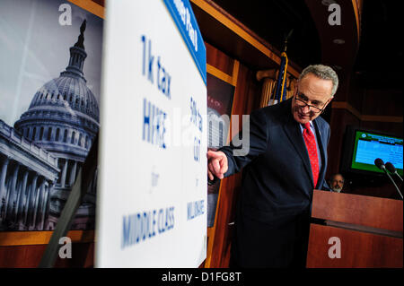 19. Dezember 2012 - Washington, District Of Columbia, US - Senator CHUCK SCHUMER (D -NY) und Senator TOM HARKIN (D -IA) halten eine Pressekonferenz am Mittwoch Capitol Hill, den Fiskalklippe Plan zu diskutieren. (Bild Kredit: Pete Marovich/ZUMAPRESS.com ©) Stockfoto