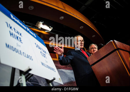 19. Dezember 2012 - Washington, District Of Columbia, US - Senator CHUCK SCHUMER (D -NY) und Senator TOM HARKIN (D -IA) halten eine Pressekonferenz am Mittwoch Capitol Hill, den Fiskalklippe Plan zu diskutieren. (Bild Kredit: Pete Marovich/ZUMAPRESS.com ©) Stockfoto