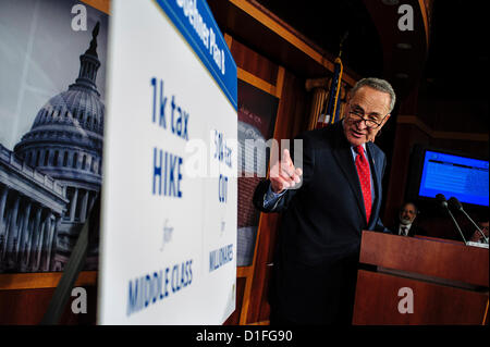 19. Dezember 2012 - Washington, District Of Columbia, US - Senator CHUCK SCHUMER (D -NY) und Senator TOM HARKIN (D -IA) halten eine Pressekonferenz am Mittwoch Capitol Hill, den Fiskalklippe Plan zu diskutieren. (Bild Kredit: Pete Marovich/ZUMAPRESS.com ©) Stockfoto