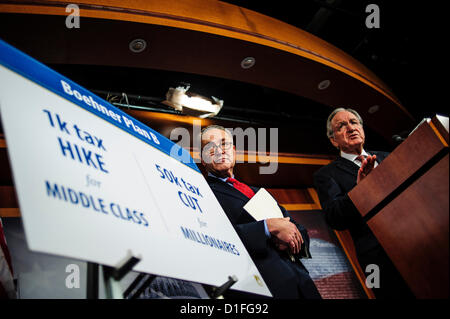 19. Dezember 2012 - Washington, District Of Columbia, US - Senator CHUCK SCHUMER (D -NY) und Senator TOM HARKIN (D -IA) halten eine Pressekonferenz am Mittwoch Capitol Hill, den Fiskalklippe Plan zu diskutieren. (Bild Kredit: Pete Marovich/ZUMAPRESS.com ©) Stockfoto