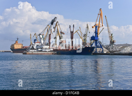 Schiffe und Craness im Frachthafen Stockfoto