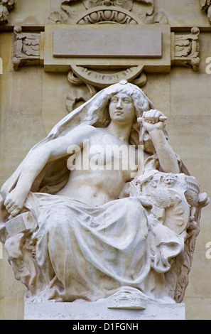 Paris - die Statue die Kunst der Renaissance von der Fassade des Grand Palais in Paris von Joseph Enderlin vom Anfang des 20. Jahrhunderts. Stockfoto