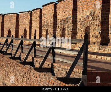 Wand-Fragment der alten Lubert Burg im Jahre 1340 gebaut. Luzk, Ukraine. Stockfoto