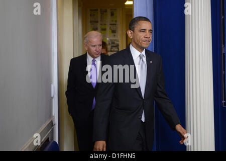 19. Dezember 2012 angekommen - Washington, District Of Columbia, USA - Präsident BARACK OBAMA und Vizepräsident JOSEPH BIDEN eine Ankündigung zur Reform der Waffe in der James Brady Press Briefing Room des weißen Hauses. (Kredit-Bild: © Christy Bowe/Globe Photos/ZUMAPRESS.com) Stockfoto