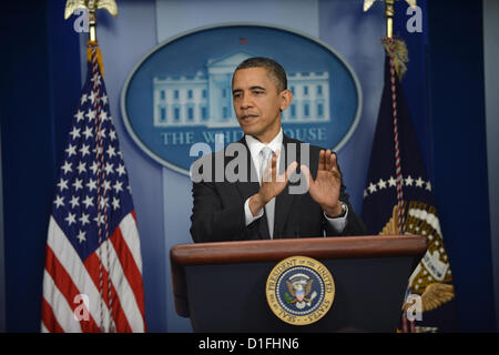 19. Dezember 2012 - Washington, District Of Columbia, USA - Präsident BARACK OBAMA gibt ein Statement und lanciert ein neues Laufwerk gegen Waffengewalt und geschworen, Kongress neue politische Vorschläge zur Reduzierung von Waffengewalt bis Januar zu senden. (Kredit-Bild: © Christy Bowe/Globe Photos/ZUMAPRESS.com) Stockfoto